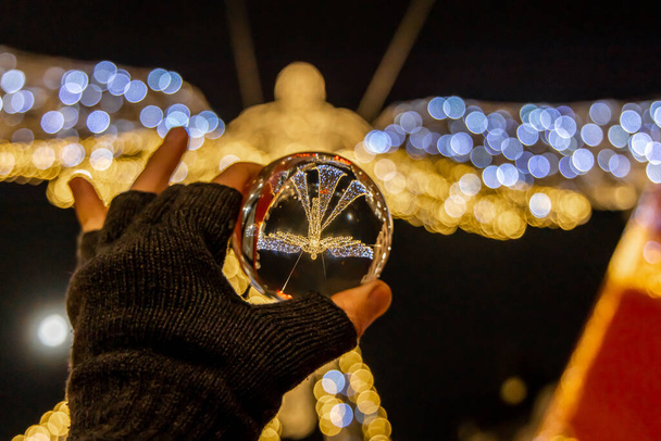 Різдвяні прикраси Лондона через кришталевий м'яч. - Фото, зображення