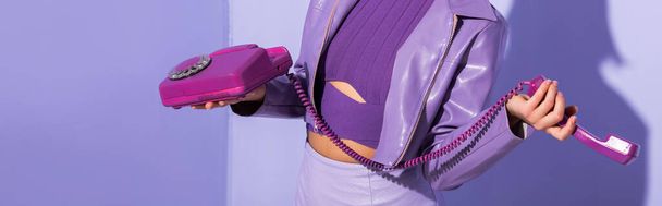 rajattu näkymä nuori nainen pukeutunut nukke tyyli retro puhelin violetti värikäs tausta, banneri - Valokuva, kuva