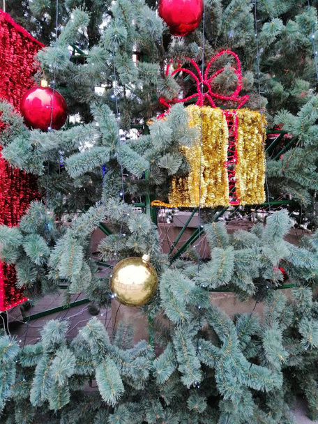 Noel arkaplanı, Noel kıyafetli mavi ladin, hediyeler kapalı kutu, Noel tatili hissi.. - Fotoğraf, Görsel