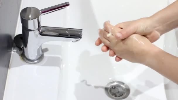 Coronavirus πανδημία πρόληψη πλένουν τα χέρια με σαπούνι ζεστό νερό τρίψιμο δάχτυλα πλύσιμο συχνά ή με τη χρήση τζελ απολυμαντικό χεριών. Πλύσιμο χεριών για την πρόληψη μόλυνσης από τον ιό του στομίου. Η συνταγή του γιατρού. Coronavirus πανδημία πρόληψη πλύνετε τα χέρια με σαπούνι - Πλάνα, βίντεο