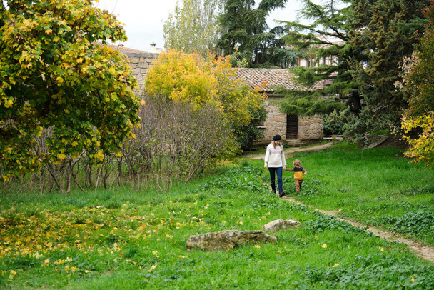 Familia paseando en un parque en el otoño - Foto, imagen