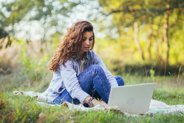 woman young model with laptop outdoors - Fotó, kép