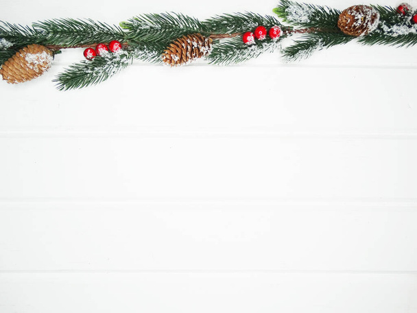fondo de Navidad de invierno con ramas de abeto conos y nieve en textura de madera blanca                               - Foto, imagen