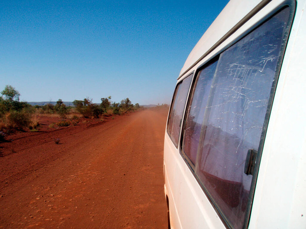 utca az ausztrál sivatagban, közúti forgalom a szabadban - Fotó, kép