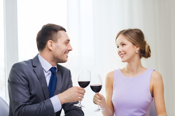 Молода пара в келихах вина в ресторані
 - Фото, зображення