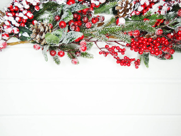 зимовий різдвяний фон з ялиновими гілками конусами та снігом на білій дерев'яній текстурі
                               - Фото, зображення