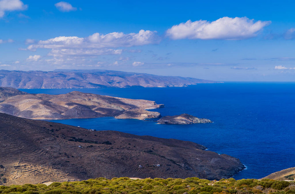Krajobrazy przybrzeżne na wyspie Tinos, Cyklady, Grecja z wyspą Andros w tle - Zdjęcie, obraz