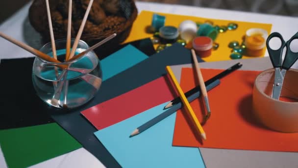 Masada Rastgele yerleştirilmiş Avocarel Boyaları, Kalemler, Fırçalar, Renkli Kağıt - Video, Çekim