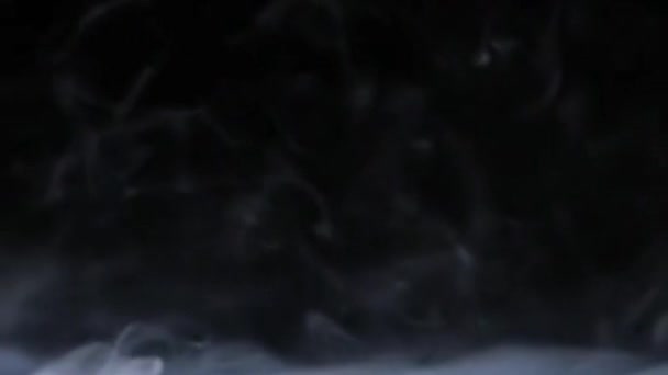 スモーキー背景4Kアニメーション映像。黒の背景に隔離された軽い煙の雰囲気効果。煙霧ループオーバーレイ動きの背景. - 映像、動画
