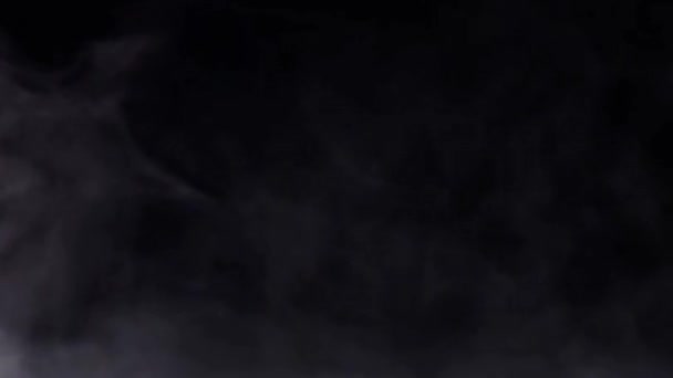 Smokey Background Nagranie animacji 4K. Efekt lekkiego dymu odizolowany na czarnym tle. Smoke Fog Loop Pokrywa ruchu tła. - Materiał filmowy, wideo