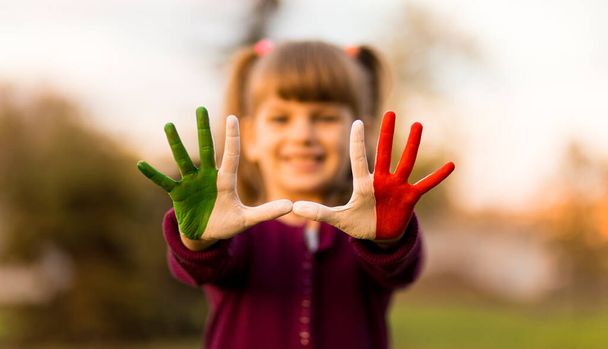 Ζωγραφισμένα παιδικά χέρια σε χρώματα ιταλικής σημαίας. Δημιουργική - Φωτογραφία, εικόνα