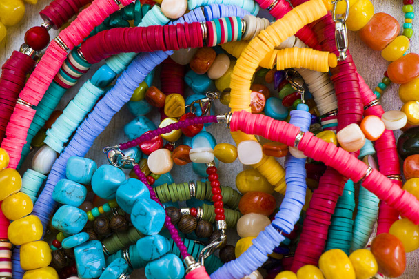 Collane colorate e bracciale mix, grande gruppo di perline e collana di pietra, sfondo gioielli - Foto, immagini