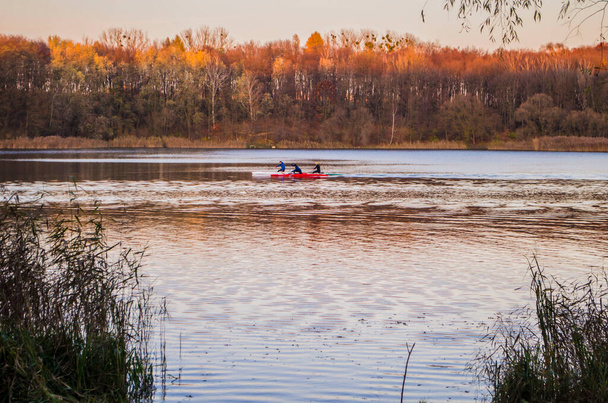 Kayaks a tónál. Edzés őszi táj háttér. - Fotó, kép