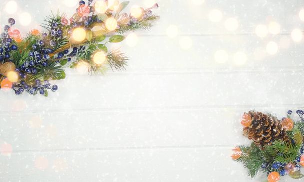 Noel arkaplanı köknar dalları koniler ve beyaz ahşap dokuda kar                               - Fotoğraf, Görsel