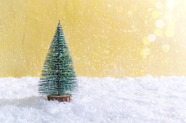 Albero di Natale giocattolo in cumulo di neve. Bellissimo sfondo festivo con luci per cartoline, web, stampa. Ricevuto. Concetto di festa di Natale - Foto, immagini