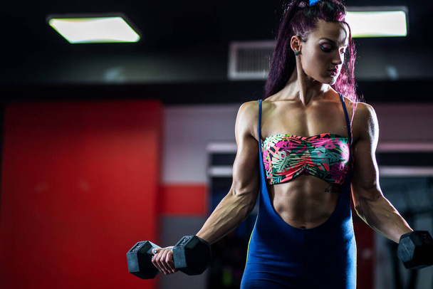 Body Building Workout.Fitness nuori nainen käyttää kuntosalilla, cross fit.  - Valokuva, kuva