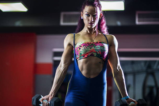 Body Building Workout.Fitness nuori nainen käyttää kuntosalilla, cross fit.  - Valokuva, kuva