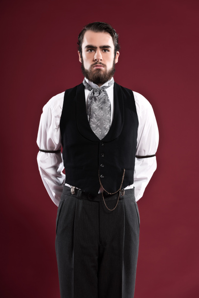 Rétro 1900 homme de mode victorien avec barbe veste noire
  - Photo, image