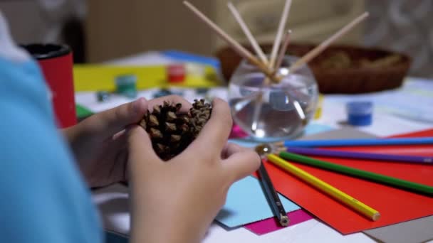 Garoto talentoso segura pinheiros em mãos e lápis coloridos. Aprendizagem Online - Filmagem, Vídeo