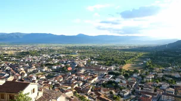Vista de la Piana del Fucino desde el Castillo Piccolomini de Celano en Abruzzo, Italia - Metraje, vídeo
