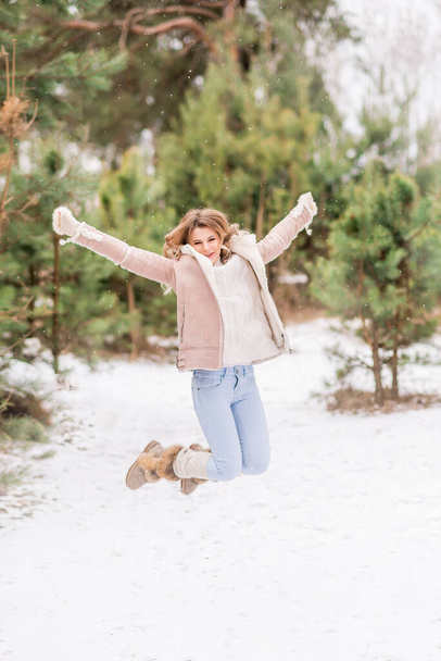 jong gelukkig vrouw buiten in de winter genieten van de sneeuw - Foto, afbeelding