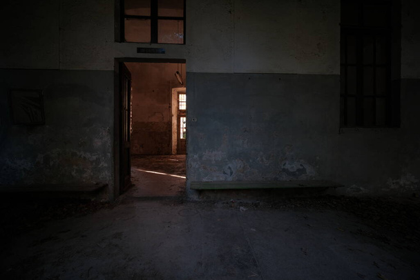 Terk edilmiş eski fabrikada pencereleri olan büyük boş bir oda. Yüksek kalite fotoğraf - Fotoğraf, Görsel
