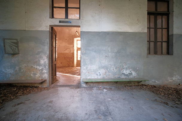 grande pièce vide avec fenêtres dans une ancienne usine abandonnée. Photo de haute qualité - Photo, image