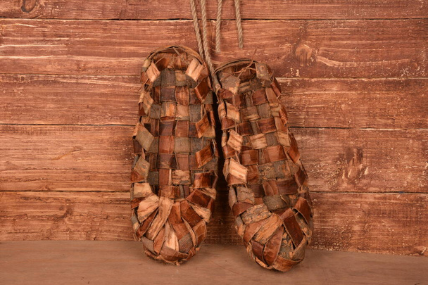 Музей - копия старинной плетеной обуви. - Фото, изображение