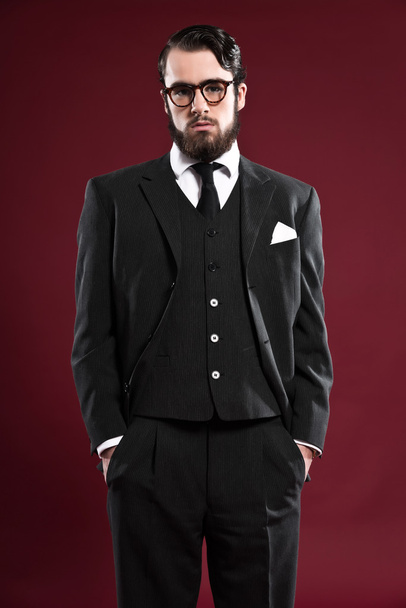 retro móda 1900 muž s vousy na sobě šedý oblek černá kravata - Fotografie, Obrázek