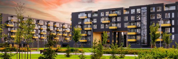 moderne architectuur van stedelijke residentiële flatgebouwen bij zonsondergang - Foto, afbeelding