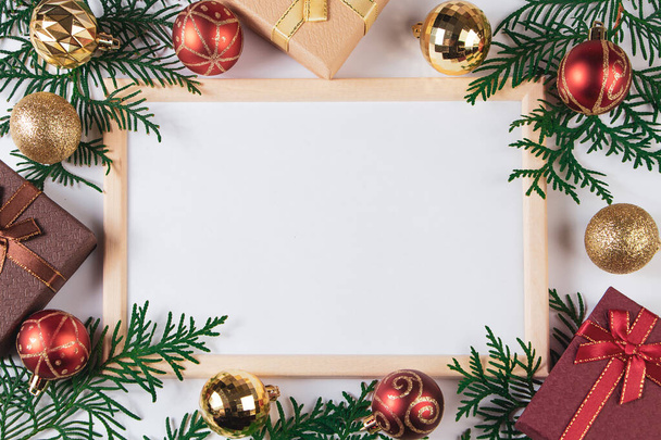 Ajándékdobozok és arany ünnepi dekoráció fehér háttérrel. Mock up karácsonyi reklám. - Fotó, kép
