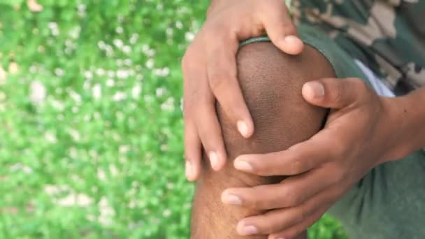 Κοντινό πλάνο στον άνθρωπο που υποφέρει από πόνο στις αρθρώσεις γόνατος - Πλάνα, βίντεο