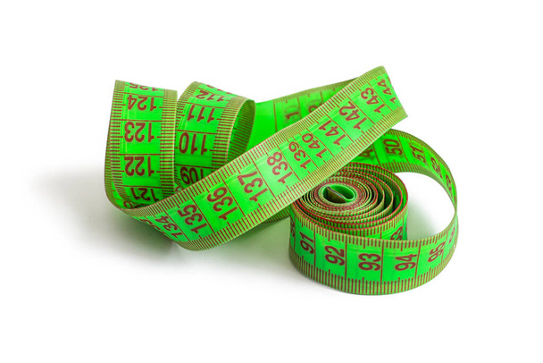 Гнучка вимірювальна стрічка "Тайлор" зі шкалою сантиметрів, зелений колір, ізольований на білому фоні. - Фото, зображення