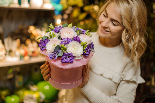 flower arrangement in pink round box of peony flowers and purple freesia - Foto, afbeelding