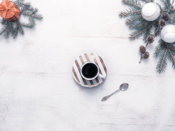 Kerst koffie mok bovenaanzicht, Kerstmis decoraties, kerstballen en kerstboom twijgen - Foto, afbeelding