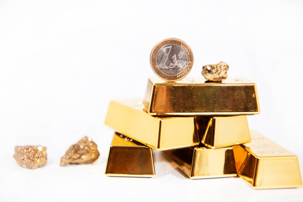 Přírodní křemen Gold Titanium Achát Crystal Cluster holý. Surové minerální kameny exempláře - Fotografie, Obrázek