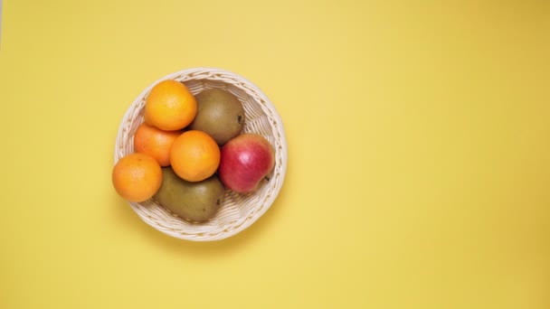 Διανομή αποξηραμένων και ακατέργαστων φρούτων σε κίτρινο φόντο, έννοια υγιεινής διατροφής - Πλάνα, βίντεο