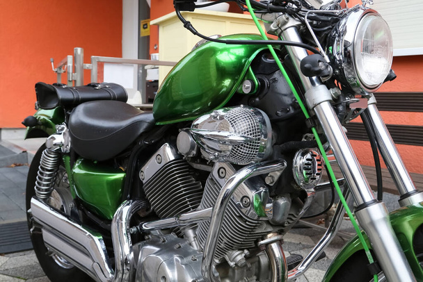 zöld színű egyéni kerékpár króm alkatrészekkel - Fotó, kép