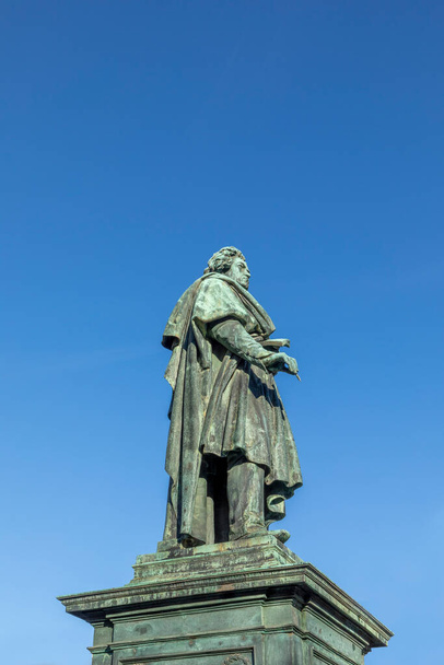 Estatua del famoso compositor Ludwig van Beethoven, situada en Munsterplatz, en la ciudad de Bonn, Alemania. - Foto, imagen
