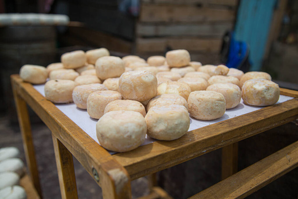 Latte turco, persiano e mongolo fermentato secco prodotto da suzma essiccato - Foto, immagini