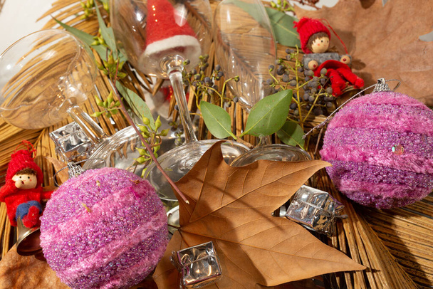 kerststilleven met poppen en roze decoraties - Foto, afbeelding