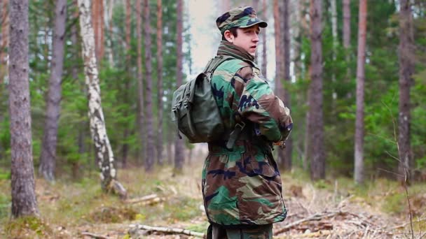 wojskowy w lesie - Materiał filmowy, wideo