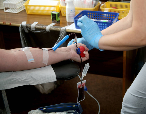 Hombre haciendo donación de sangre en el hospital, primer plano, Lituania - Foto, Imagen