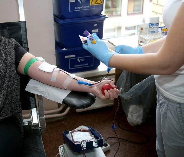 A férfi vért adományoz a kórházban, közelkép, Litvánia - Fotó, kép