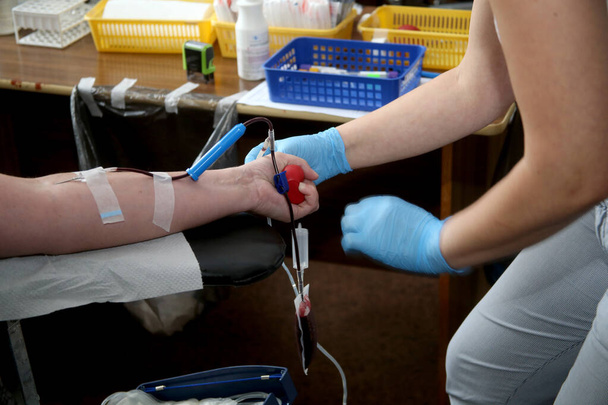 Людина, яка робить пожертвування крові в лікарні, клоап (Литва). - Фото, зображення