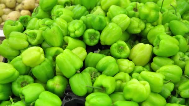 pimenta verde fundo venda de legumes frescos - Filmagem, Vídeo