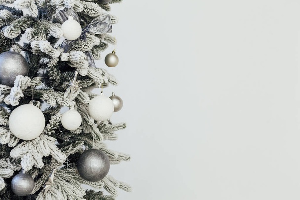 Kerst boom twijgen met decorballen voor nieuwjaar plaats voor inscripties - Foto, afbeelding