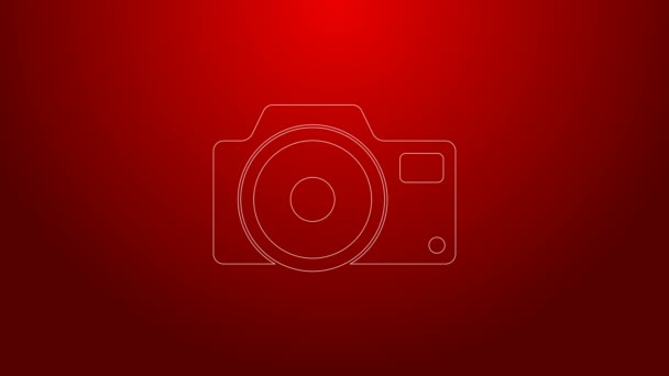 Πράσινη γραμμή Φωτογραφία εικονίδιο κάμερα απομονώνονται σε κόκκινο φόντο. Εικονίδιο φωτογραφικής μηχανής. 4K Γραφική κίνηση κίνησης βίντεο - Πλάνα, βίντεο