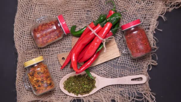 Piros zöld chili paprika kilátás felülről fűszerek. felülről a kilátás. lapos fektetés - Felvétel, videó