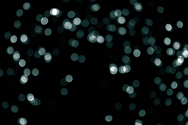 Desenfocado bokeh navidad pequeñas luces verdes sobre fondo negro. Textura de purpurina verde abstracta borrosa. Fondo de pantalla bokeh glitter verde para Navidad, Año nuevo, fondo del festival. Tidewater Colores verdes. - Foto, imagen
